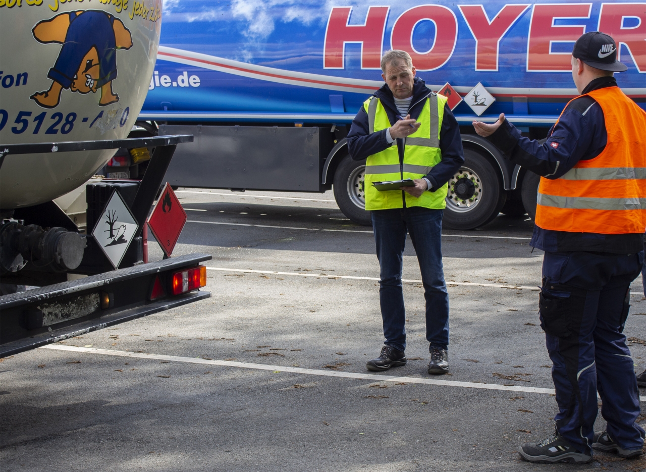 20 Berufskraftfahrer legen auf dem Hoyer-Gelände Zwischenprüfung ab